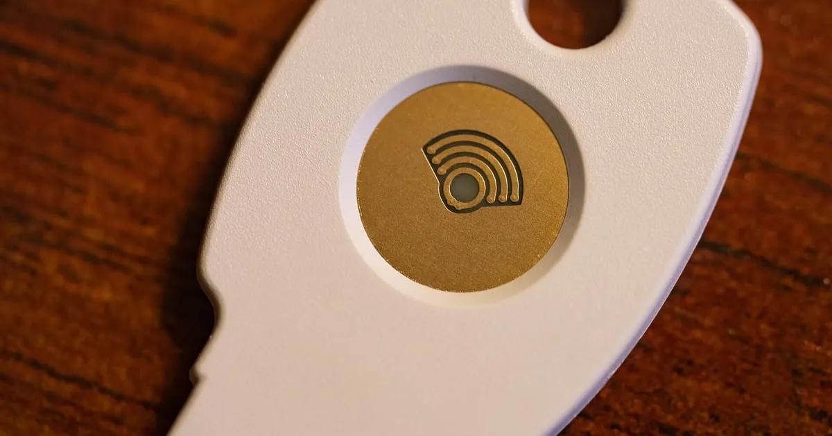 Clé de sécurité physique Google Titan posée devant un clavier d’ordinateur