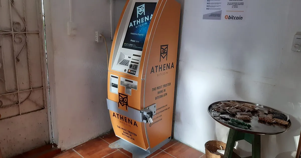 Un distributeur automatique de bitcoins dans une rue commerçante