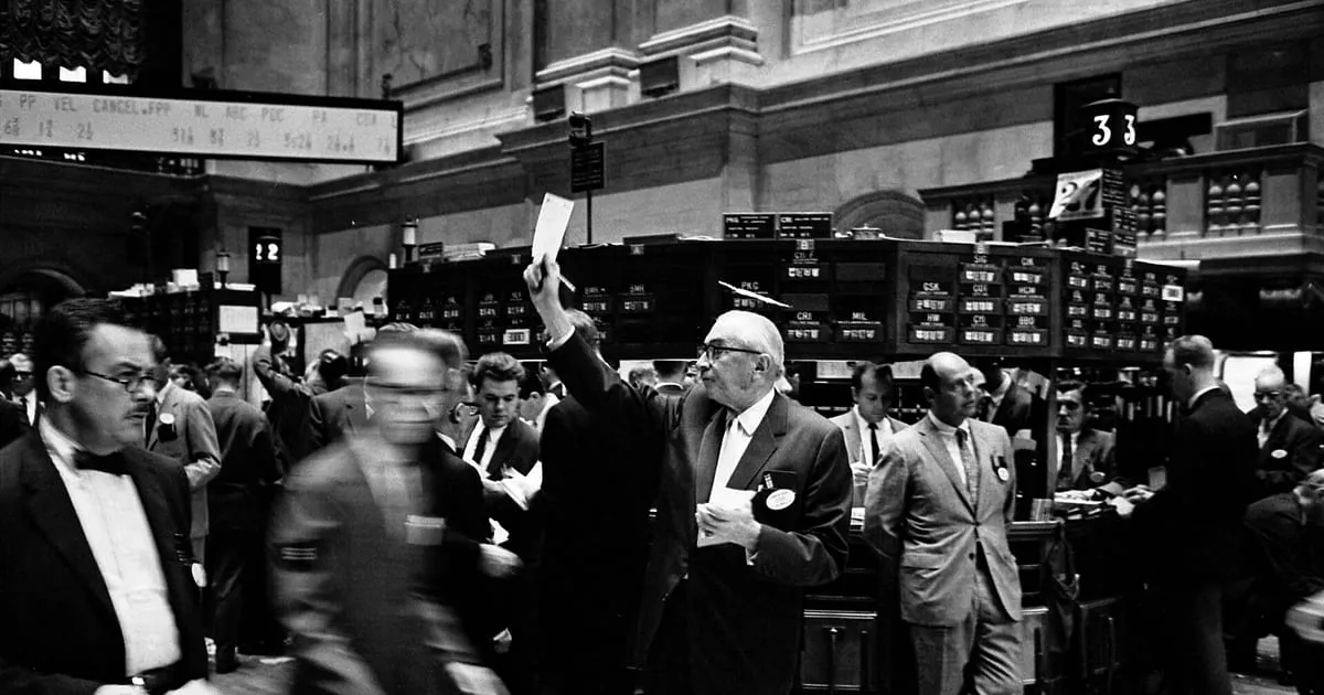 Des traders sur le parquet de la Bourse de New York dans les années 1960