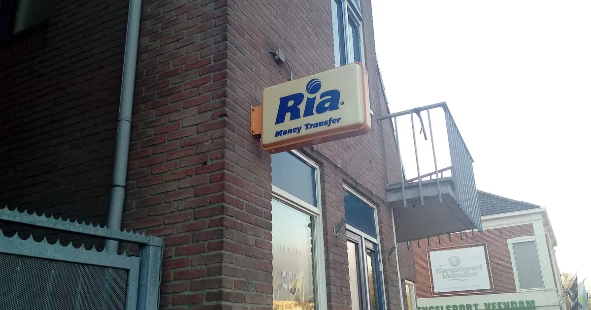 Enseigne d’un service de transfert d’argent dans une rue commerçante