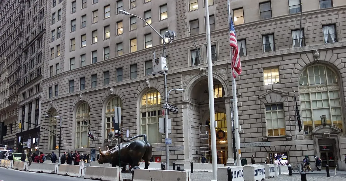Statue du taureau de Wall Street devant les immeubles de Broadway
