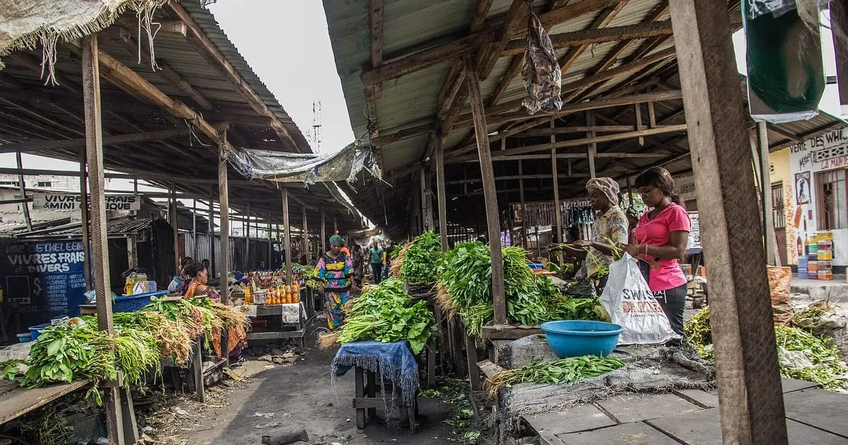 Étal coloré d’un marché de Kinshasa, lieu où circule l’argent liquide