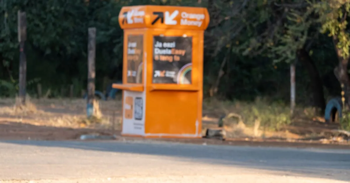 Kiosque Orange Money et son enseigne orange dans un marché
