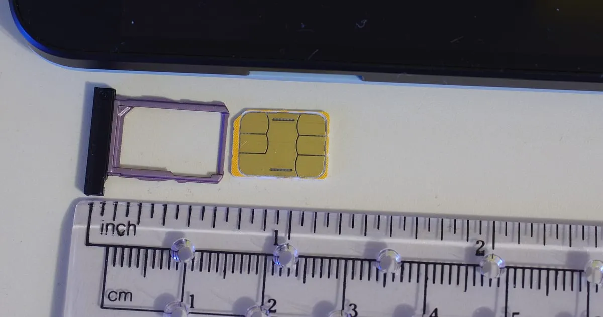 Carte SIM Nano posée sur son support, symbole du paiement par téléphone