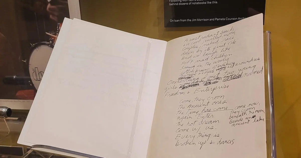 Un carnet de notes ancien ouvert, avec des pages manuscrites