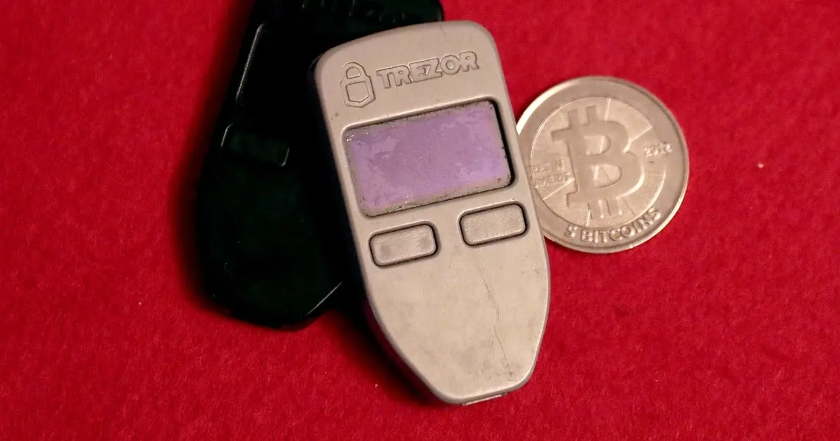 Deux portefeuilles matériels et une pièce physique représentant du bitcoin