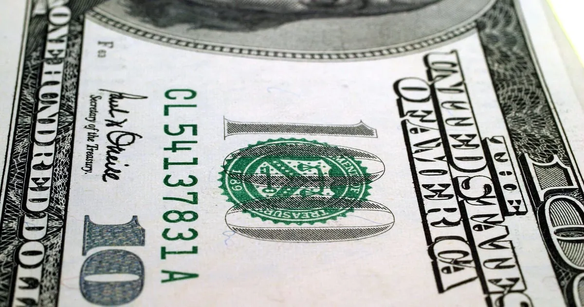 Gros plan sur un billet de cent dollars américains, référence du dollar