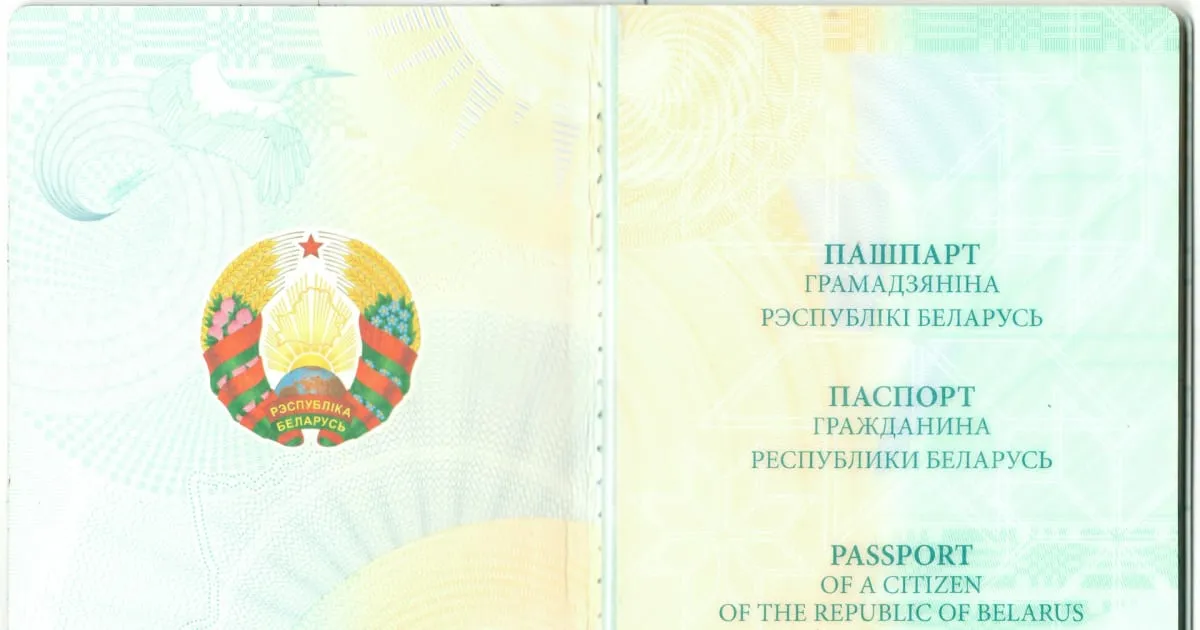 La page d’identification d’un passeport ouvert sur une table