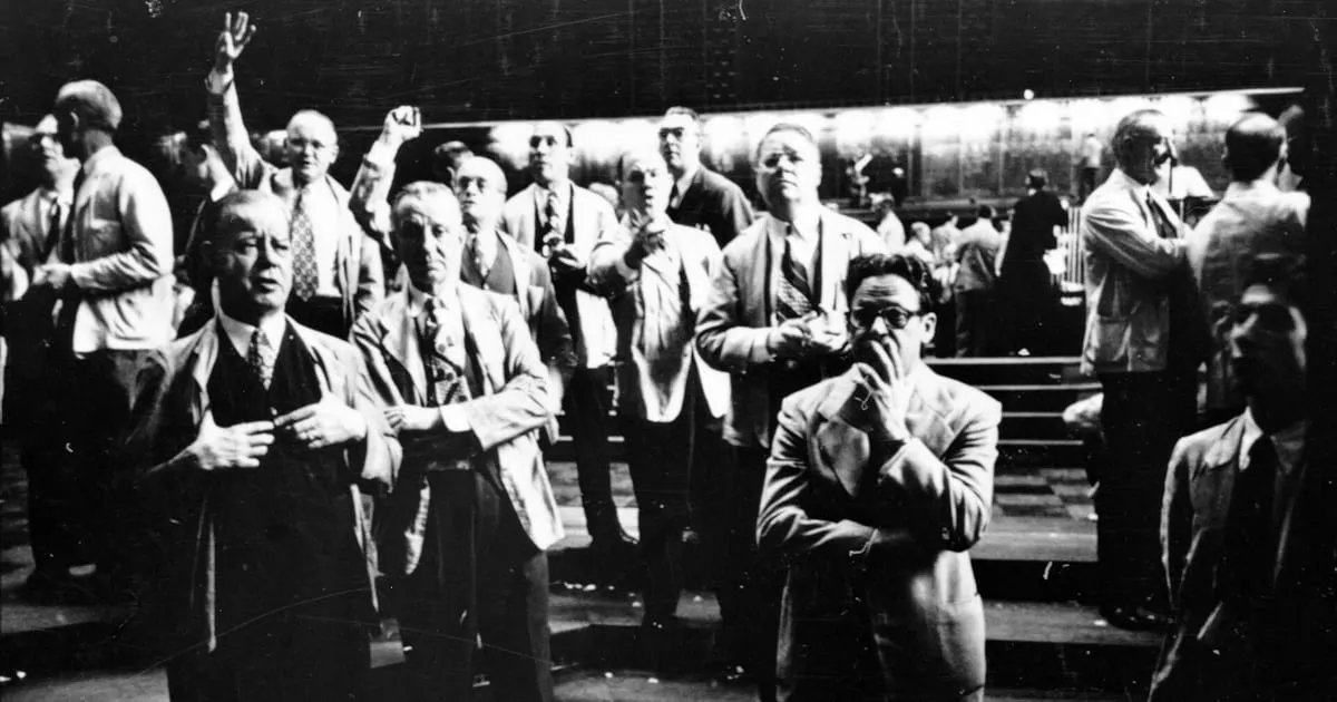 Traders du Chicago Board of Trade dans une salle de marché historique